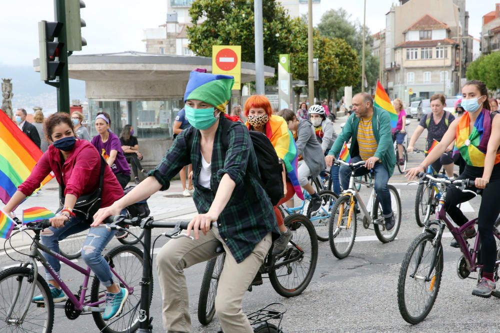 Una multitud de vigueses y viguesas participan en la concentración en bicicleta para celebrar el Día del Orgullo LGTBI