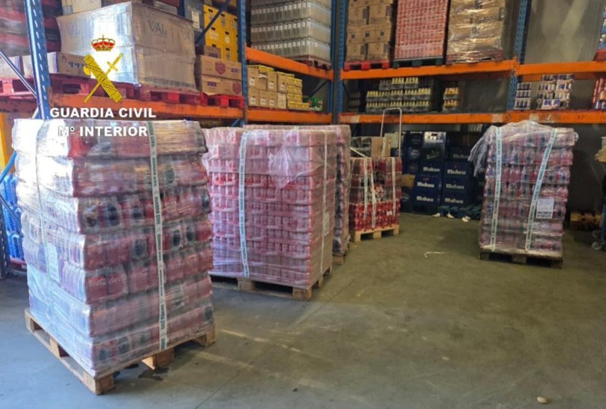 Varios palés con las bebidas requisadas. | GUARDIA CIVIL