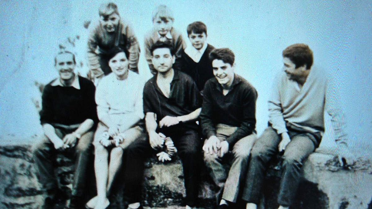 El autor, primero por la izquierda de pie, con su padre y varios familiares