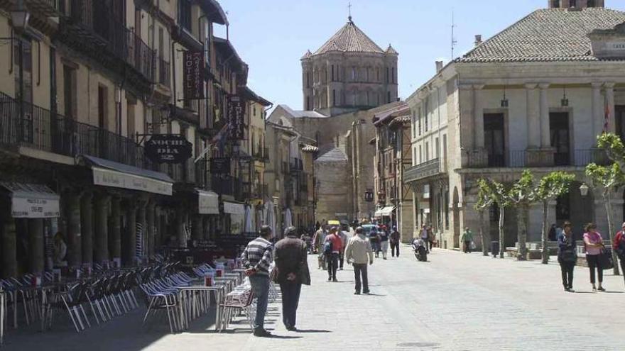 Vecinos y turistas pasean por la Plaza Mayor de Toro. Foto L.