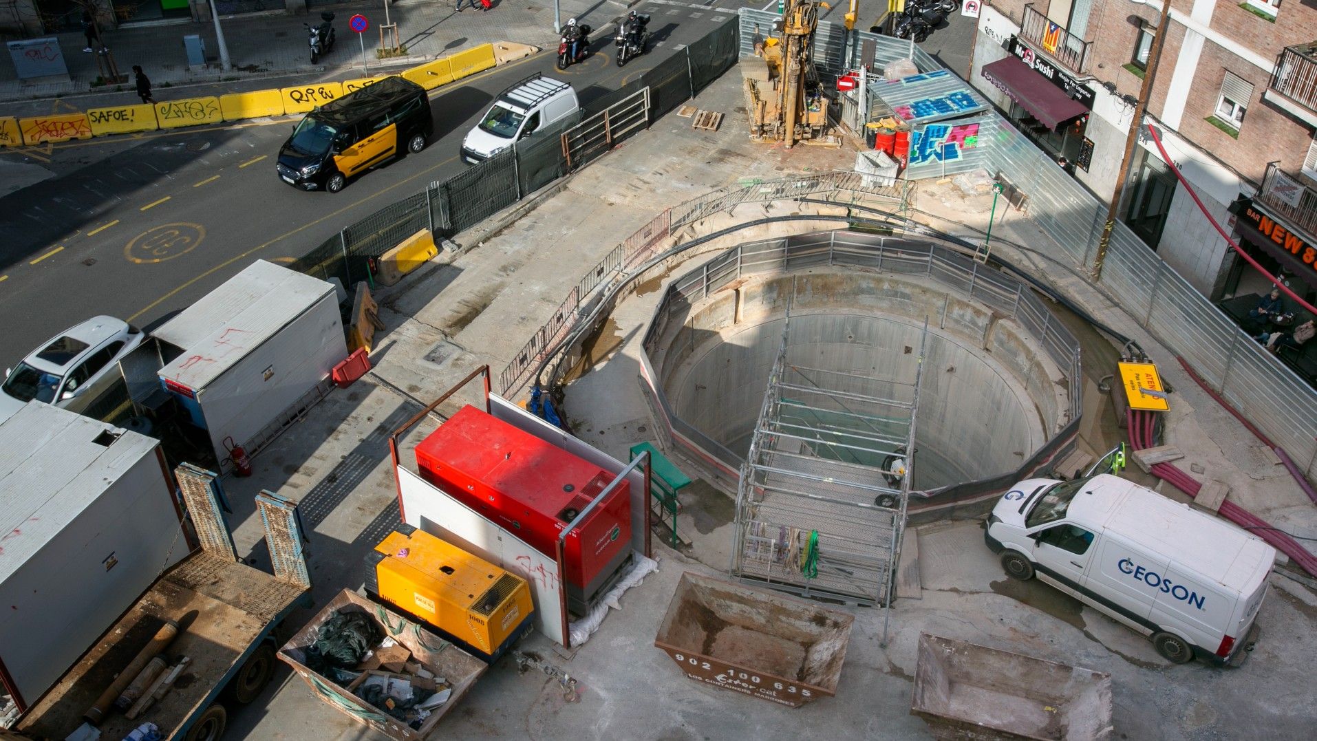 Obras de la salida de emergencia del túnel del AVE en la confluencia de las calles Mallorca con Independència, el pasado febrero.