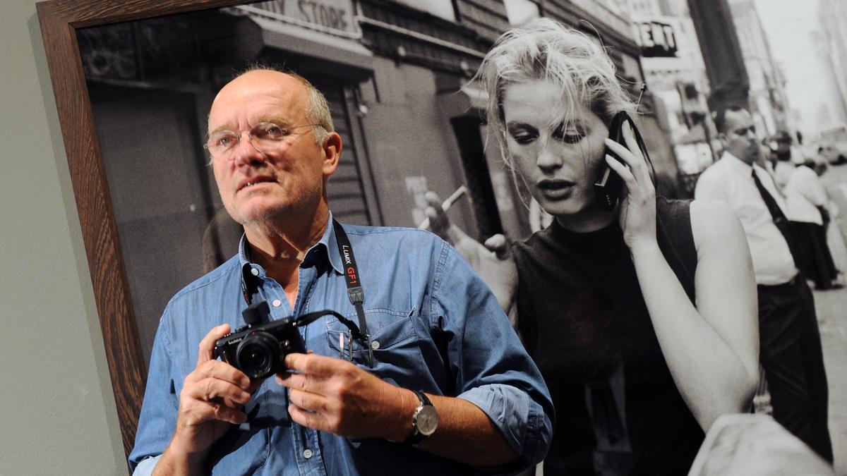 El fotógrafo alemán Peter Lindbergh frente a una de sus fotografías.