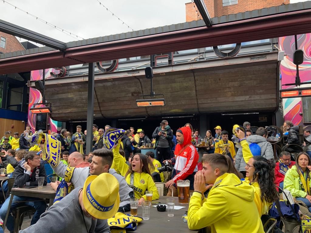 La afición del Villarreal tiñe Liverpool de amarillo