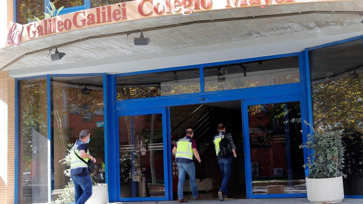 Miembros de la Policía Autonómica se han presentado hoy en el Colegio Mayor Galileo Galilei, en Valencia