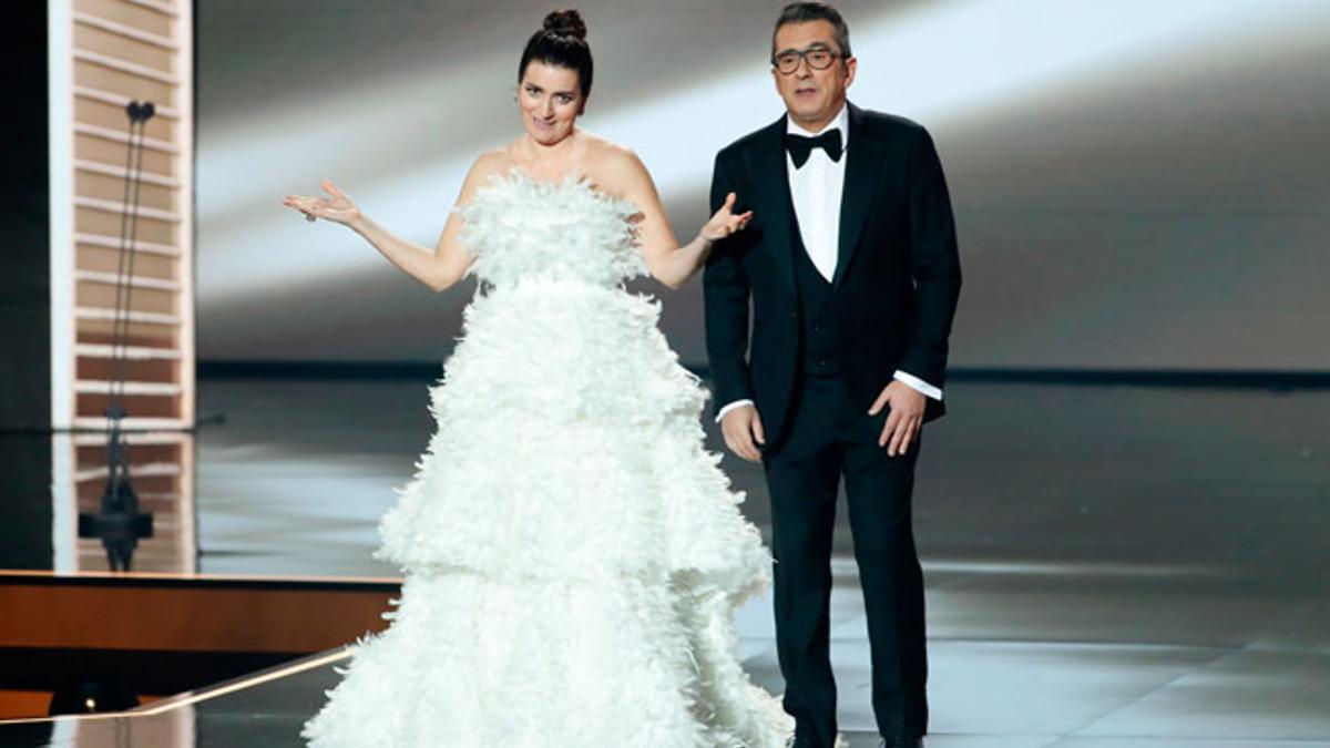 Silvia Abril con vestido blanco de plumas y Andreu Buenafuente durante la gala de los Premios Goya 2020