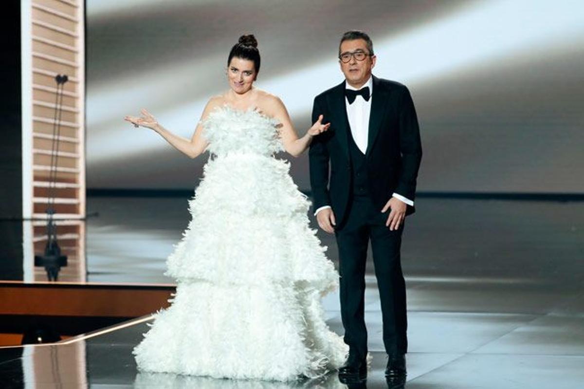 Silvia Abril con vestido blanco de plumas y Andreu Buenafuente durante la gala de los Premios Goya 2020