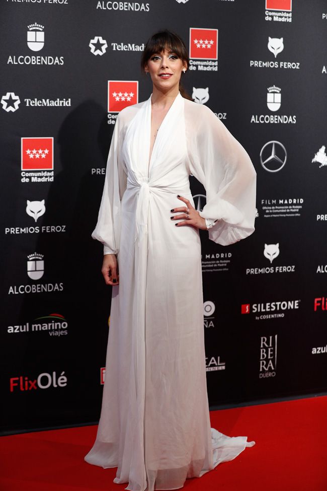 Belén Cuesta con vestido blanco de Maria Roch en los Premios Feroz 2020