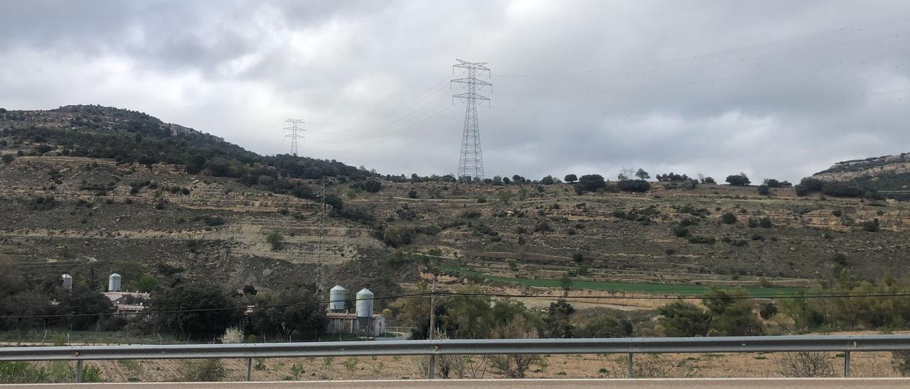 Imagen de dos torres eléctricas entre los términos municipales de Ares y Morella.