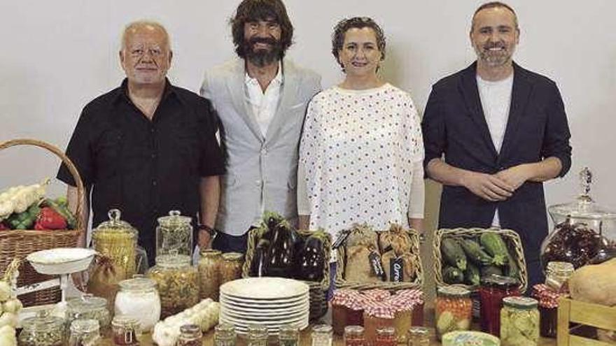 Millán, con Juan Echanove (i.), Pepa Muñoz y Rodrigo de la Calle.