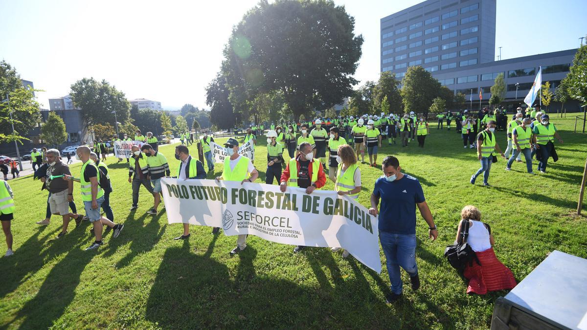 Trabajadores de Ence y auxiliares cortan el tráfico en los accesos a Pontevedra