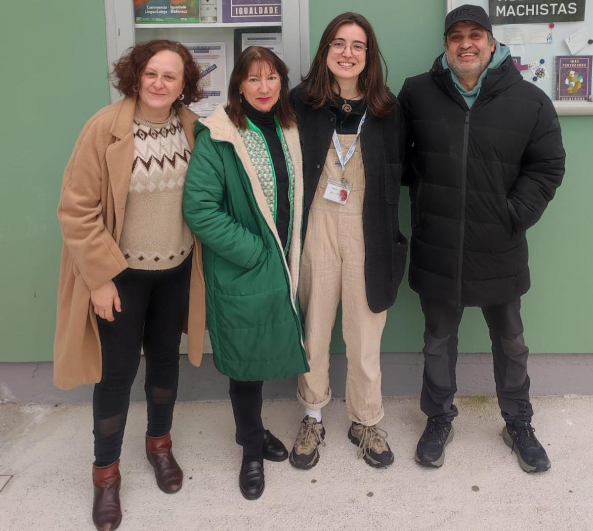 Representantes de la plataforma con la docente, Loyola Silva.  | FDV