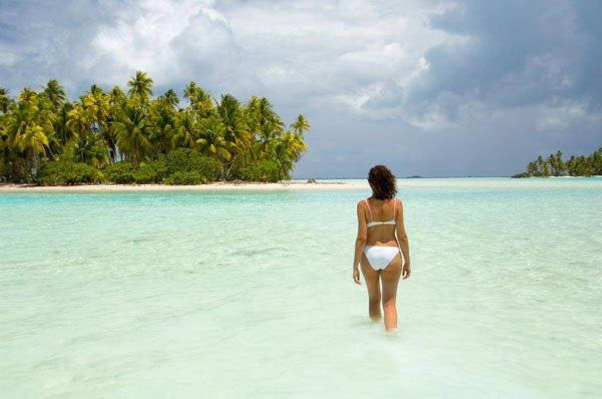 Mujer caminando en la Laguna Azul del atolón de Rangiroa.