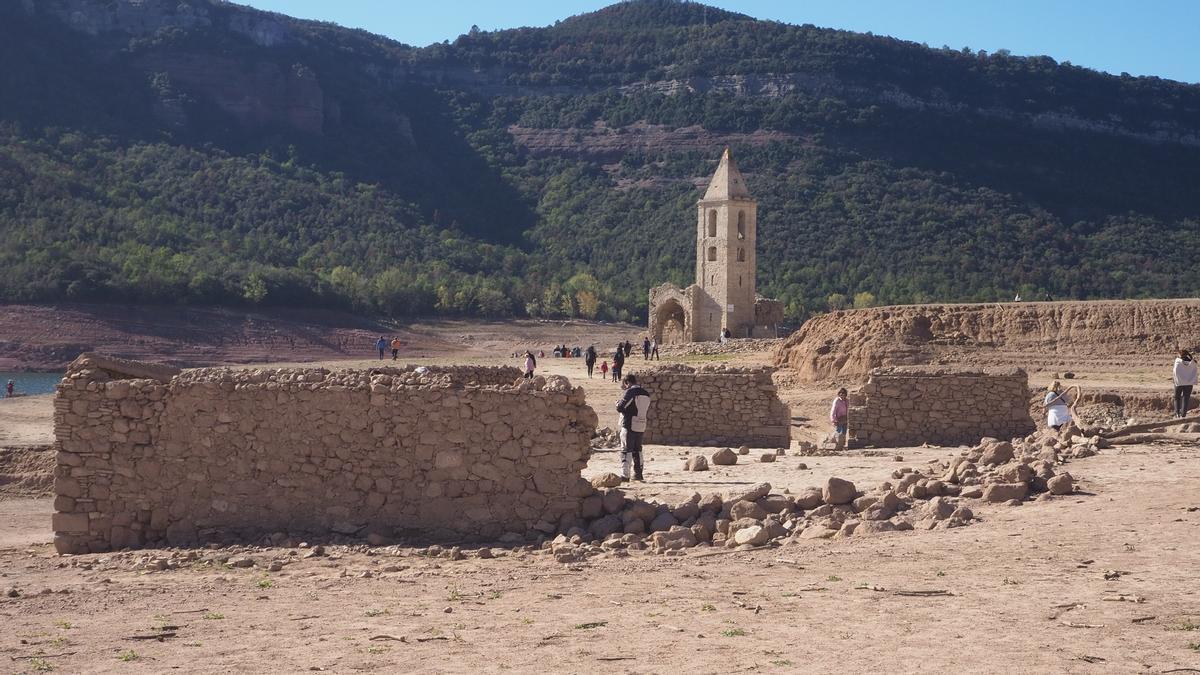 Turismo de sequía en el pantano de Sau