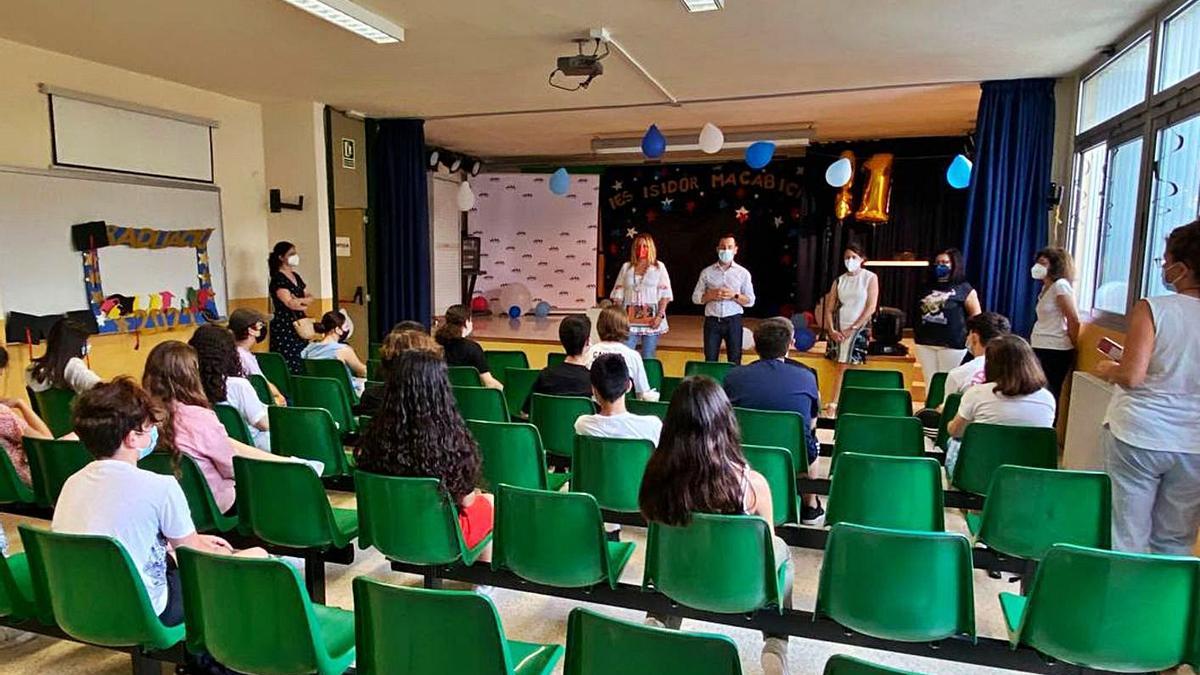 El alcalde Rafa Ruiz y la concejala Carmen Boned entregan el premio a los ganadores