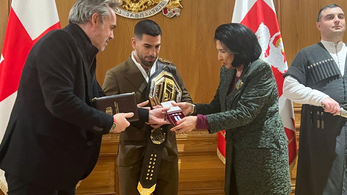 Topuria recibe la Orden de Honor de manos de la presidenta de Georgia