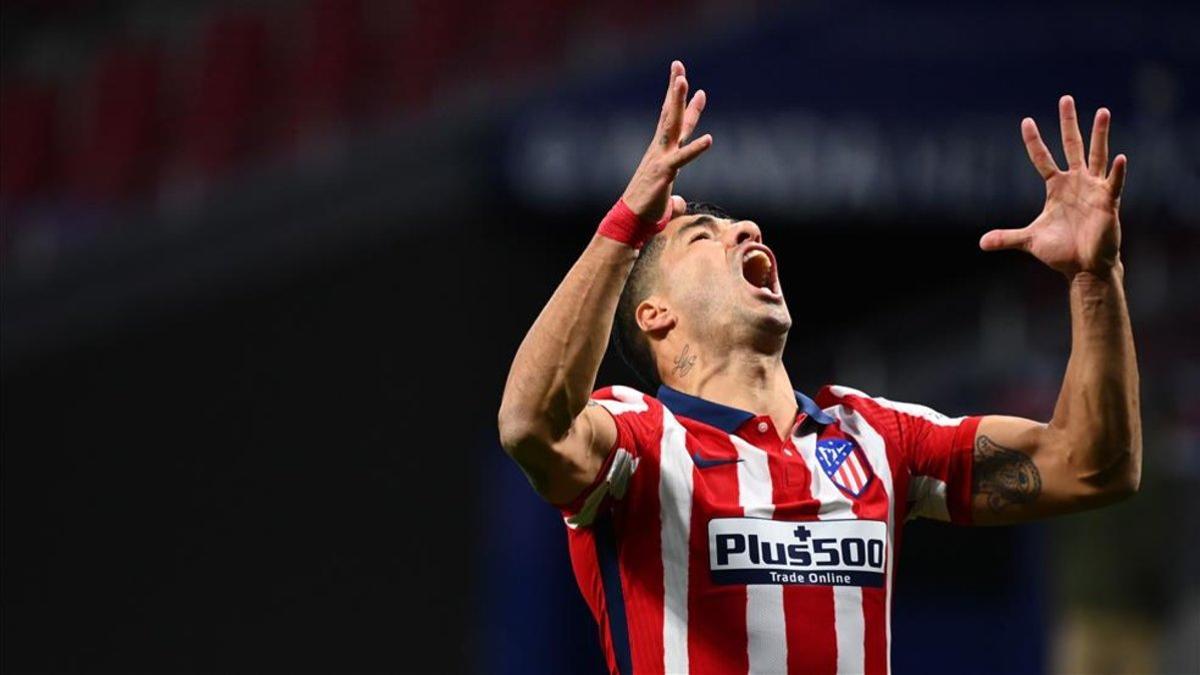 El delantero uruguayo del Atlético de Madrid Luis Suárez tras perder una oportunidad de gol durante el partido ante el Real Betis