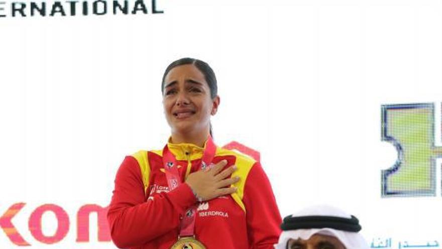 Las lágrimas de emoción de María Torres, justo en el momento de recibir la medalla. | L. O.