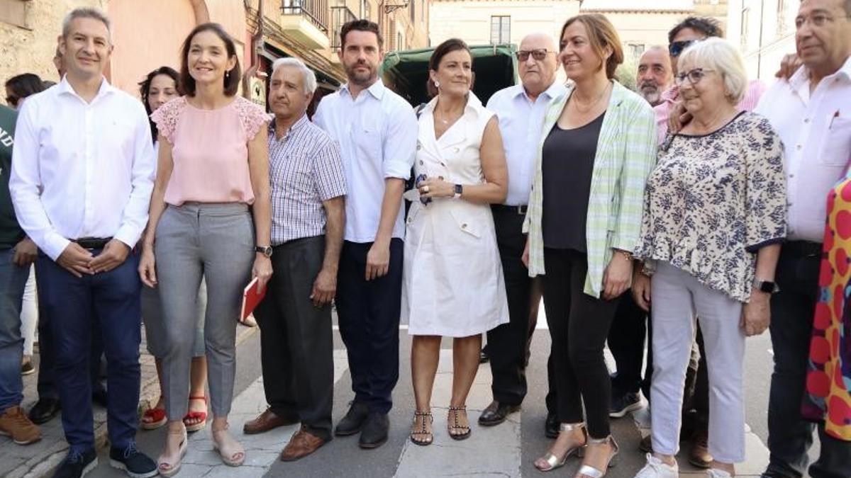 La ministra de Industria, Comercio y Turismo, Reyes Maroto (2i), asiste a la asamblea de los trabajadores de la galletera Siro en la fábrica de Toro (Zamora), este 11 de junio de 2022. Con ella, también el secretario provincial del PSOE en Zamora, el diputado nacional Antidio Fagúndez (4i).