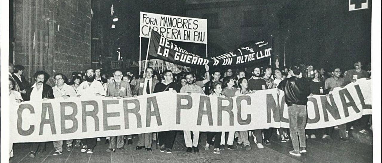 Manifestación contra las maniobras y en favor del parque de Cabrera.