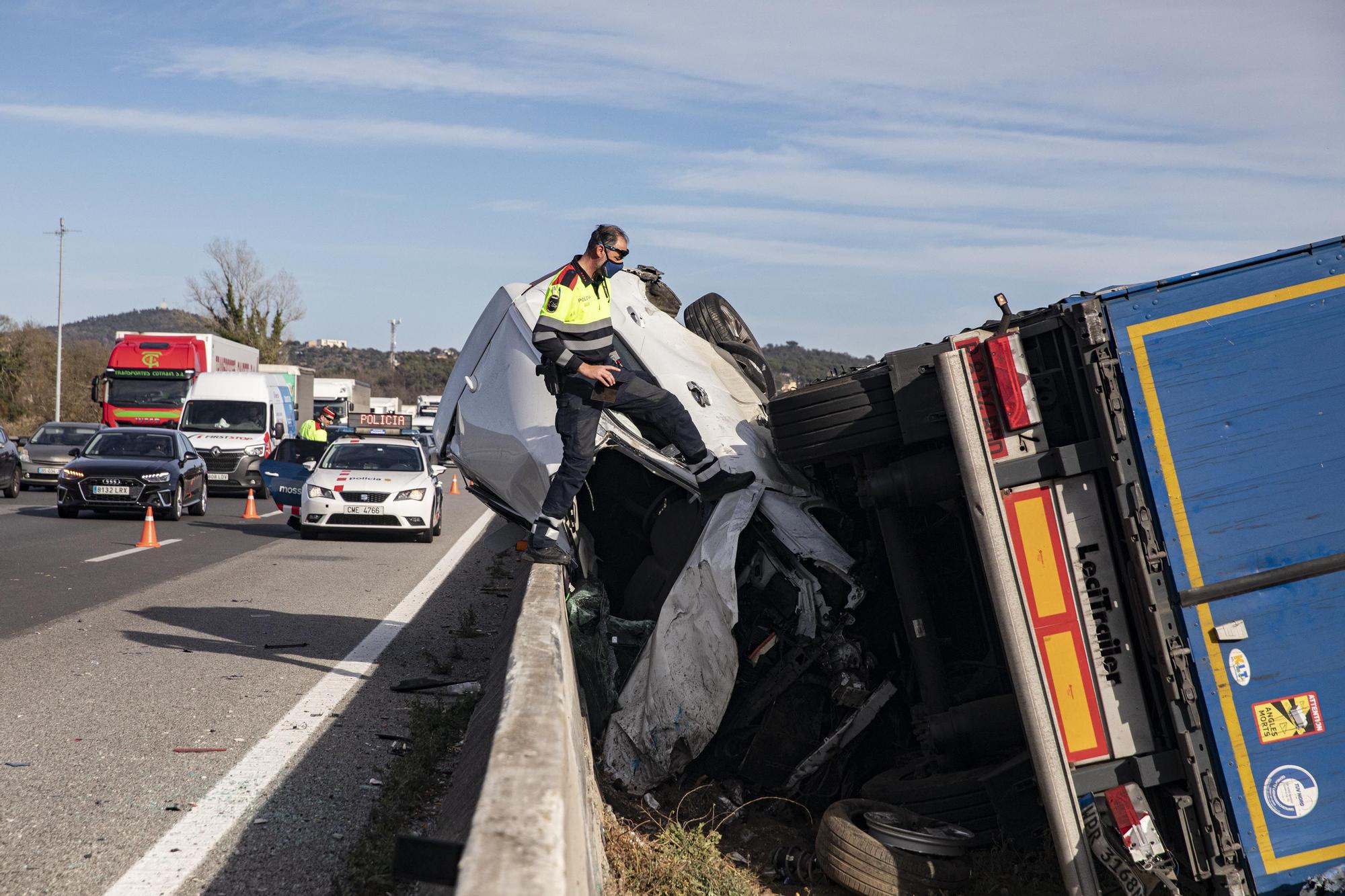 Un accident a l'AP-7 a Fogars amb quatre vehicles implicats provoca dos ferits