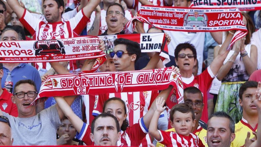 Aficionados del Sporting, durante un partido en El Molinón.