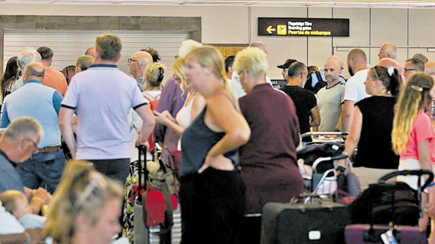 Pasajeros afectados por la quiebra de Thomas Cook en el Aeropuerto de Gran Canaria.