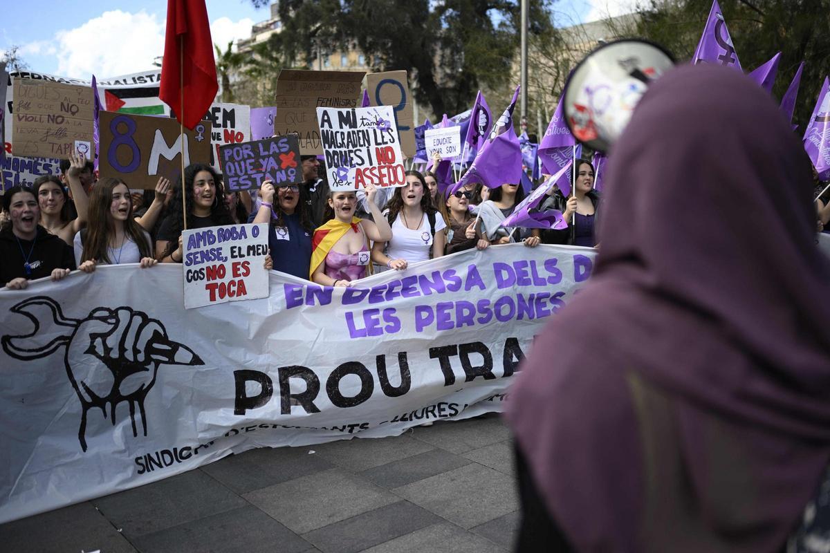 Estudiantes se manifiestan en Barcelona por el 8M