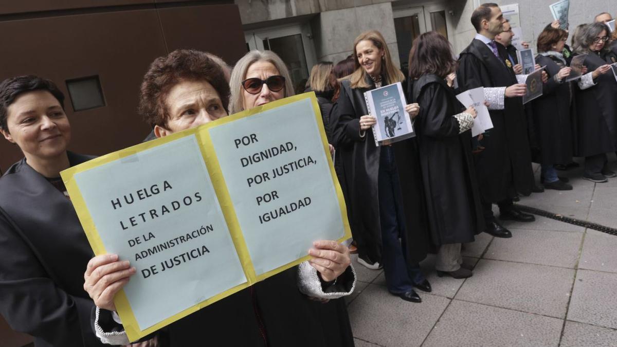 Los letrados de Justicia, concentrados ante la Audiencia de Oviedo. | IRMA COLLÍN