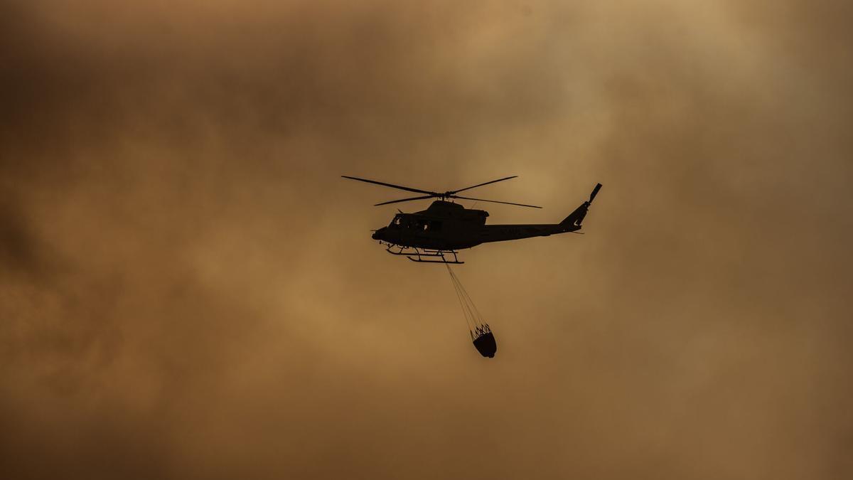 Un helicóptero participa en las tareas de extinción de un incendio forestal.