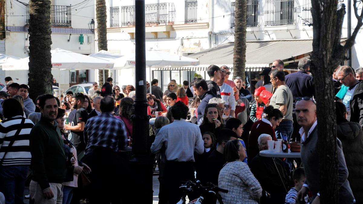 Ambiente festivo en la Plaza del Pueblo para celebrar la matanza