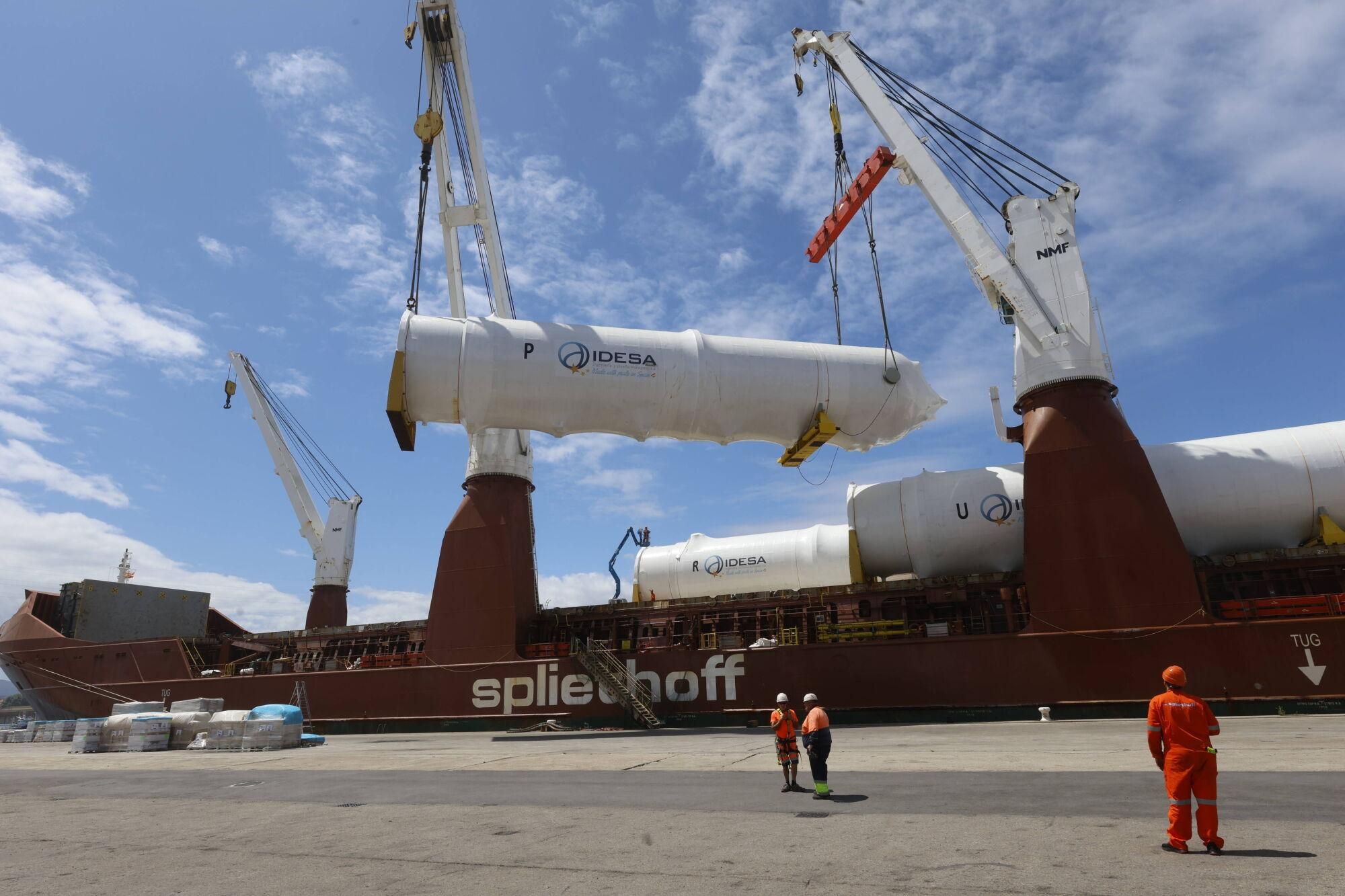 En imágenes: Así fue la carga en el Puerto de Avilés de nueve colosales depósitos de CO2 fabricados por Idesa