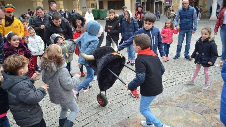 Los niños disfrutaron con la res de cajón de Charamandanga, en la Plaza Mayor.