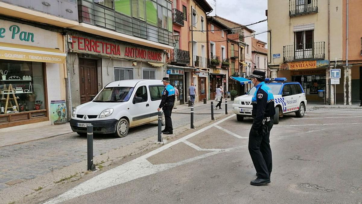 Dos agentes de la Policía Local realizan un control en la confluencia de Corredera y Santa Marina. | M. J. C.