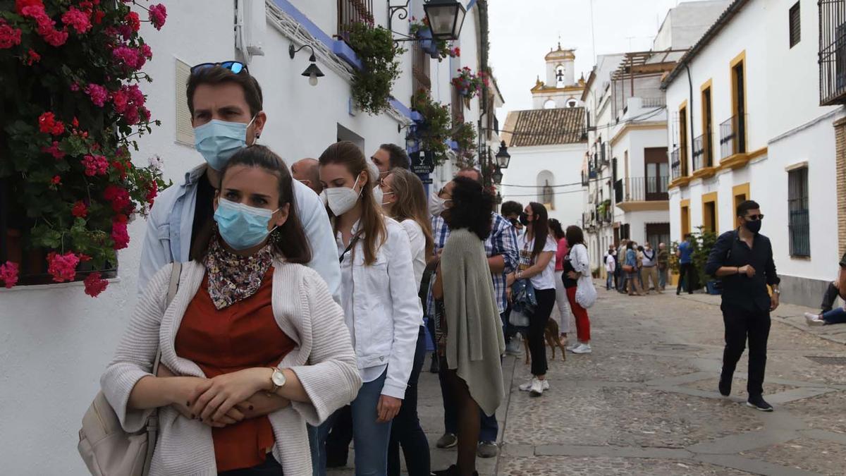 Colas en la ruta del Alcázar Viejo en el primer día del Festival de Patios de Córdoba