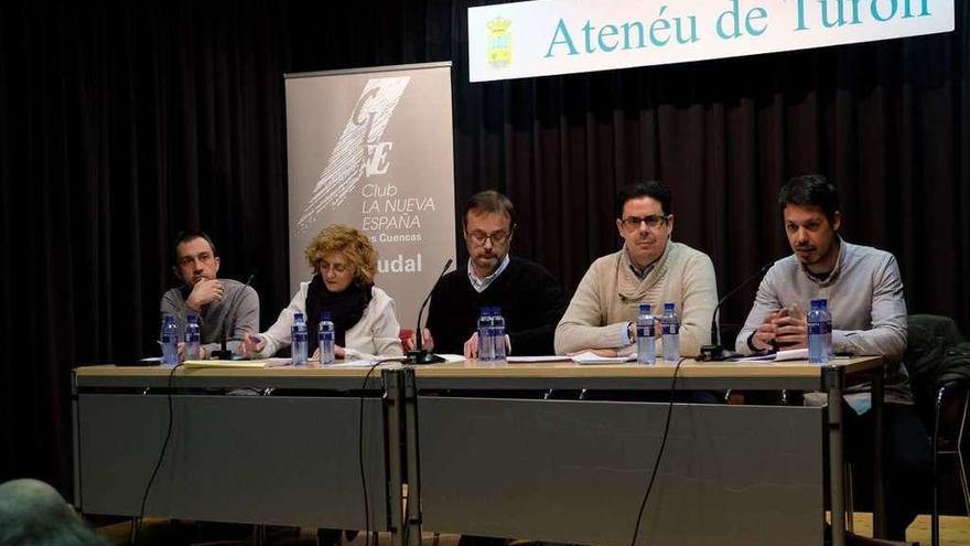 De izquierda a derecha, Ovidio Zapico, Gloria García, Ricardo V. Montoto, Felipe G. Coto y Segundo González, ayer, en el Ateneo de Turón.