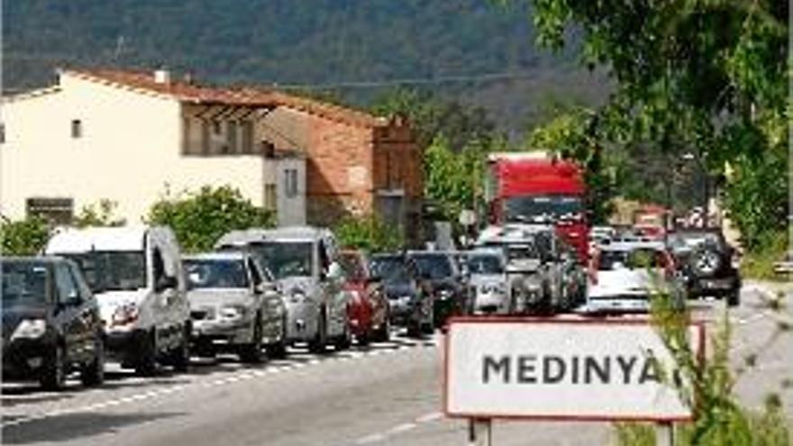 Un dels cartells que assenyala l&#039;entrada al municipi de Medinyà.