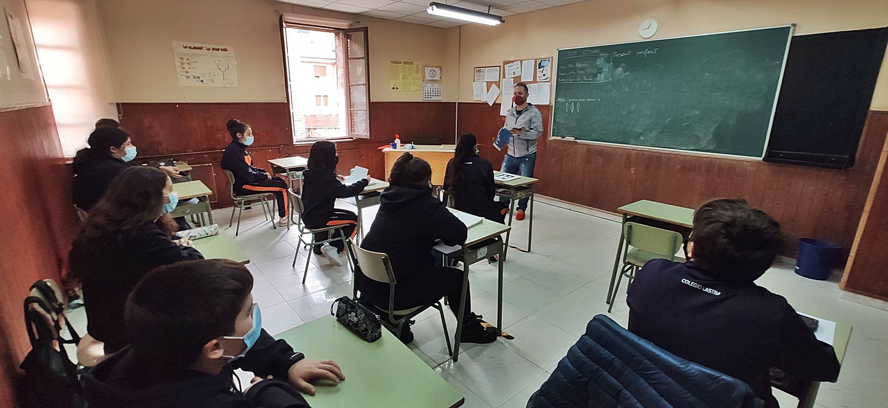 Juan Miguel Otero, durante una clase en el colegio Lastra. | A. Velasco