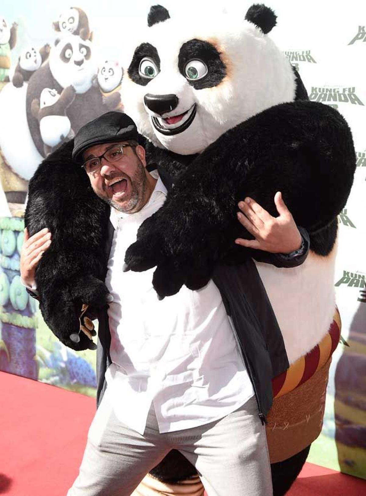 Florentino Fernández, abrazado por Po en el pre estreno de Kung Fu Panda 3.