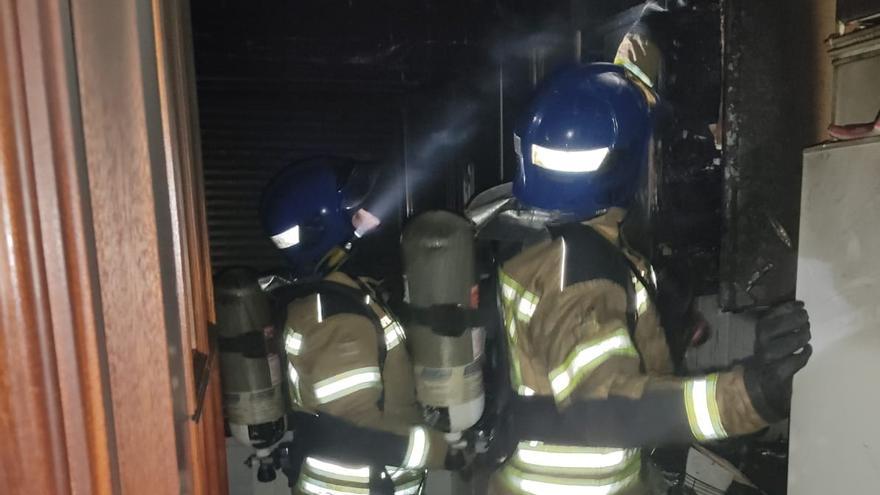 Dos efectivos del Parque de Toro extinguen el fuego iniciado en la cocina de un piso