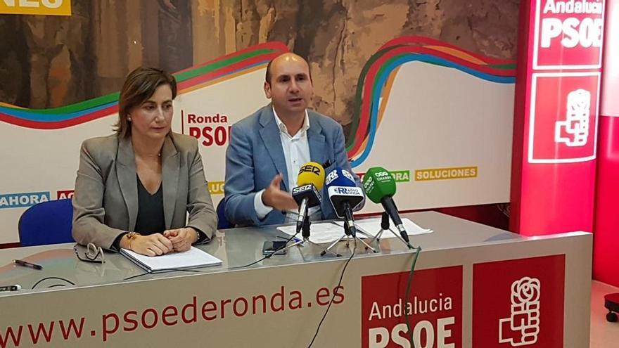 El parlamentario andaluz del PSOE, Francisco Conejo, y la secretaria general del PSOE en Ronda, Isabel Aguilera