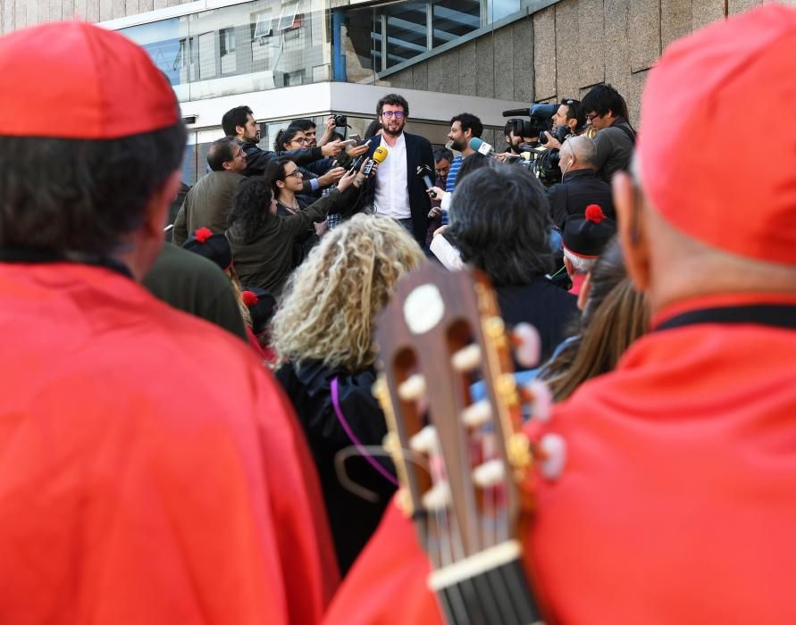 Cinco comparsas coruñesas se concentran en los juzgados de A Coruña antes de la declaración del concejal de Culturas. El alcalde, Xulio Ferreiro, también arropó al edil