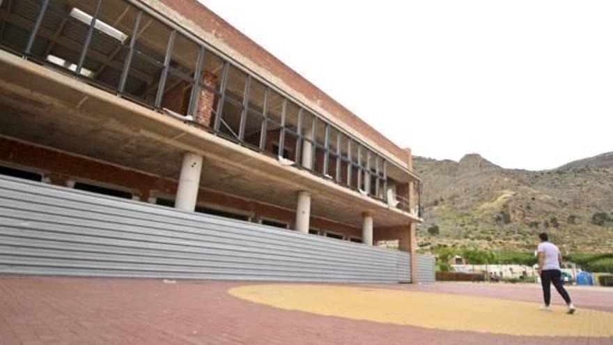 El Centro Cívico de La Aparecida, en una imagen de ayer, con las obras a medio construir.