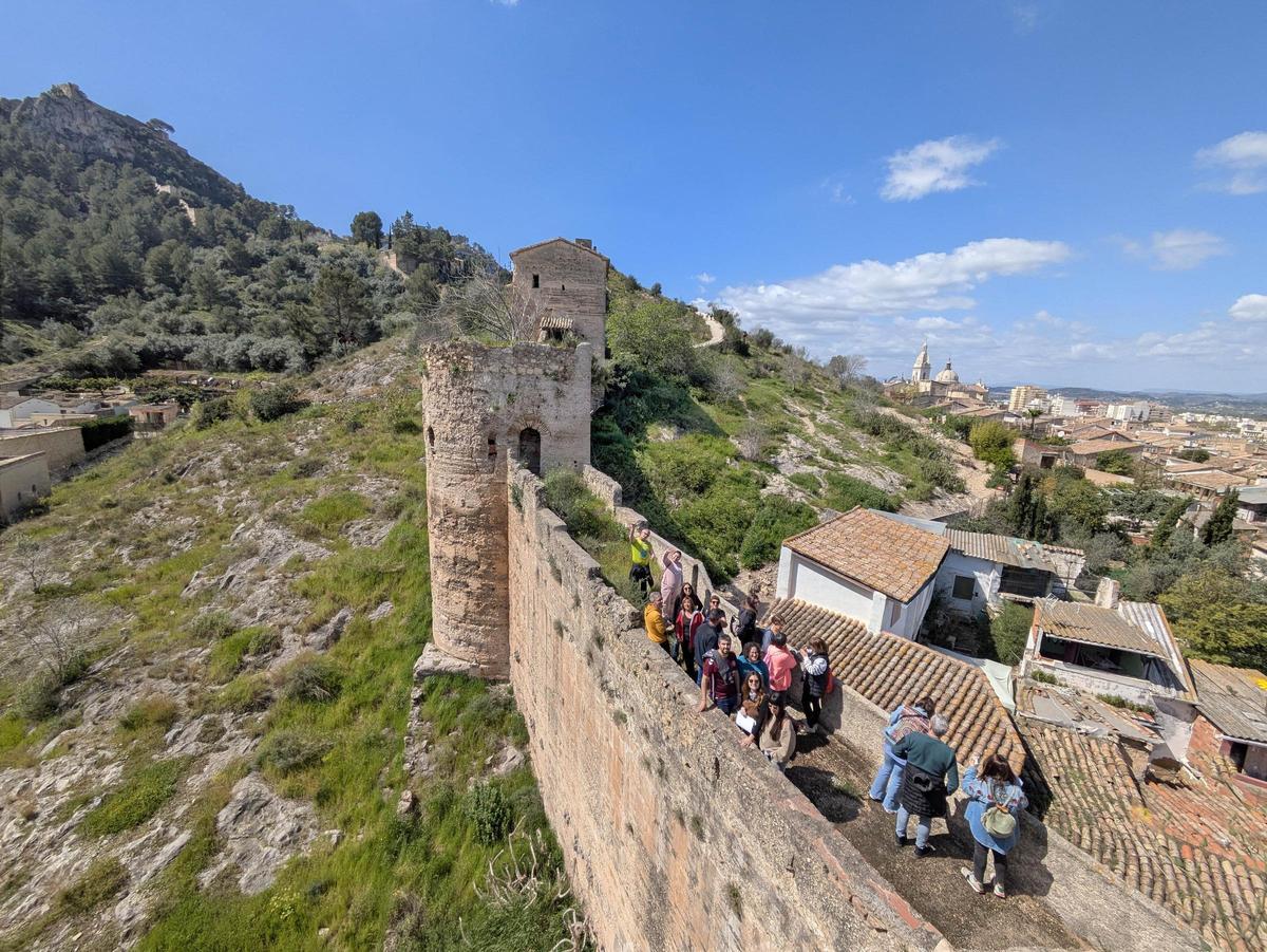 Imagen de archivo de un visita guiada en el Torreón de Carneros de Xàtiva.