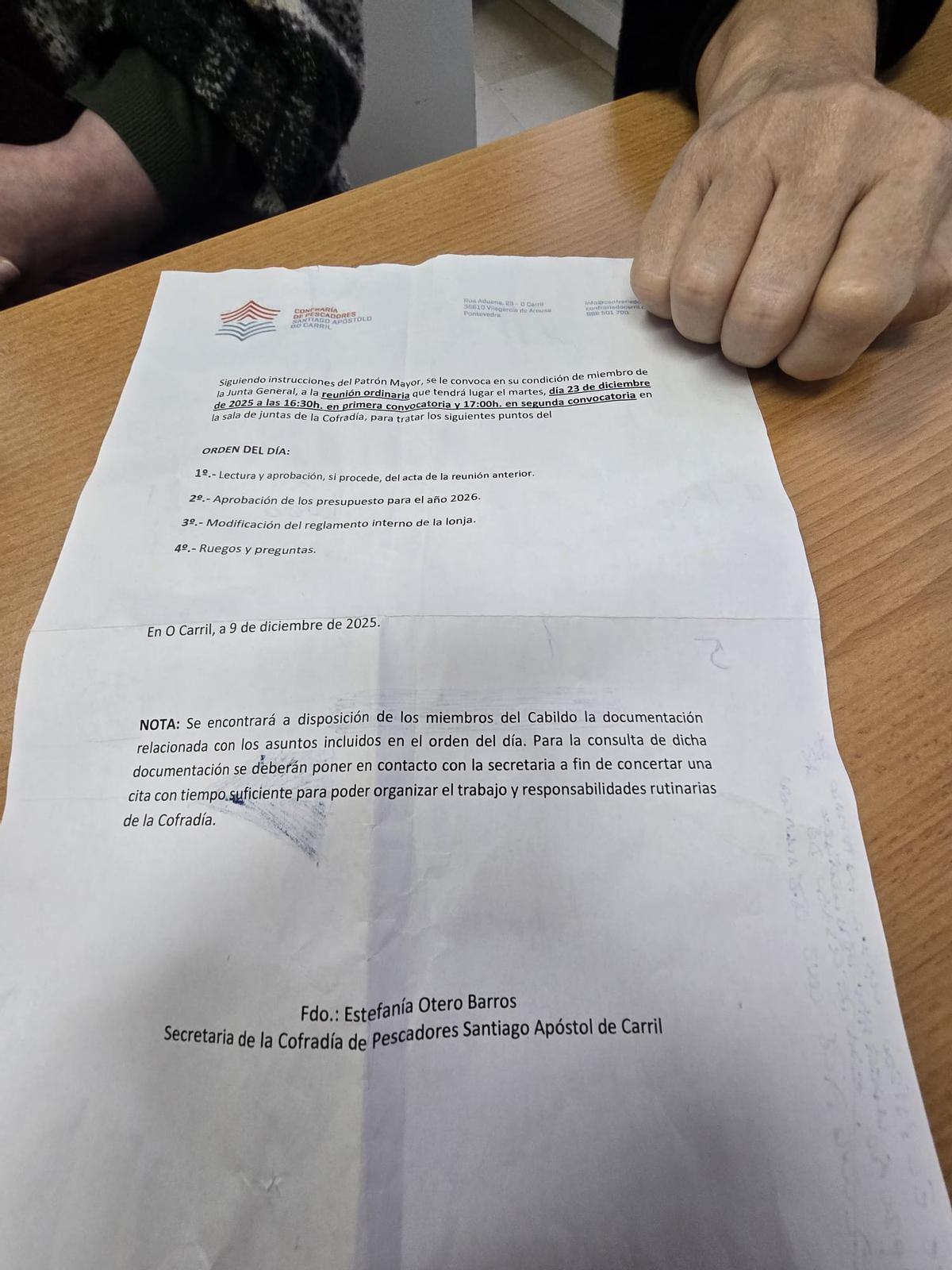 Dos parquistas muestran la convocatoria de la reunión del martes.