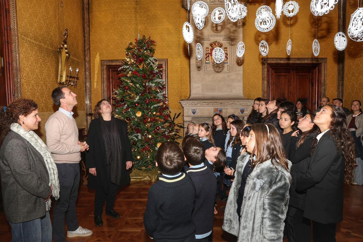 El Palau del Consell vuelve a lucir neules caladas, declaradas Bien de Interés Cultural Inmaterial, elaboradas por Macià Tugores.