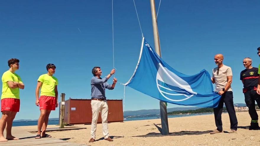 Izado de bandera azul en la playa de A Compostela