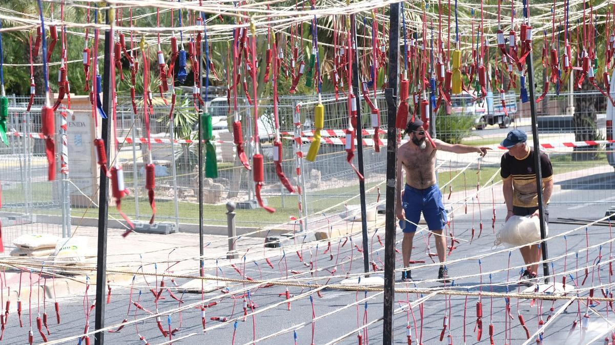 Operarios de la pirotecnia Ferrández preparando la primera mascletá este sábado