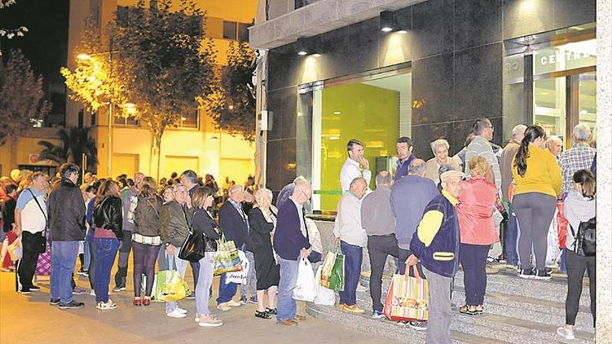 El ‘empedrao’ popular para 1.800 personas acaba en cena para llevar por el mal tiempo