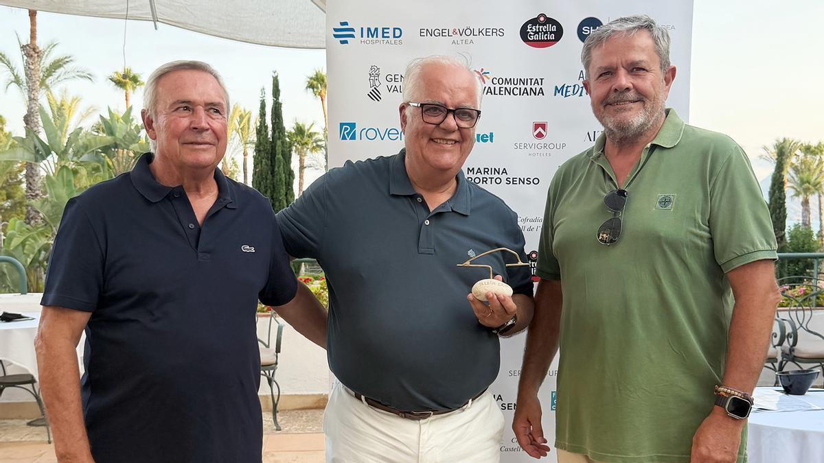 Diego Coello con el premio Illeta d´Or entre el presidente de la Cofradía del Castell de l´Olla, José Pérez Gorgoll (a la izquierda) y el cofrade José Vicente Llopis