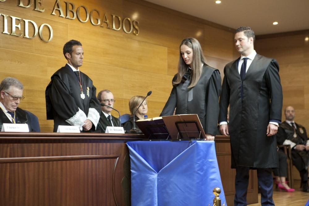 Diecisiete nuevos letrados juran su ingreso en el Colegio de Abogados.